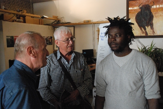 From left to right: Photographer Pieter Boersma, Gallery 23 director Fons Geerlings, Mario Macilau