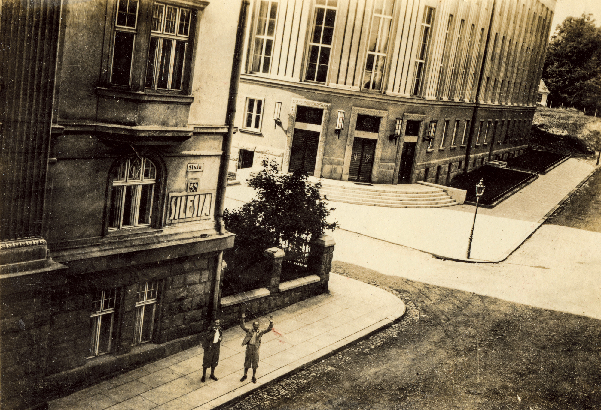 Bypassers looking at the apartment of Kurgan’s grandparents.  