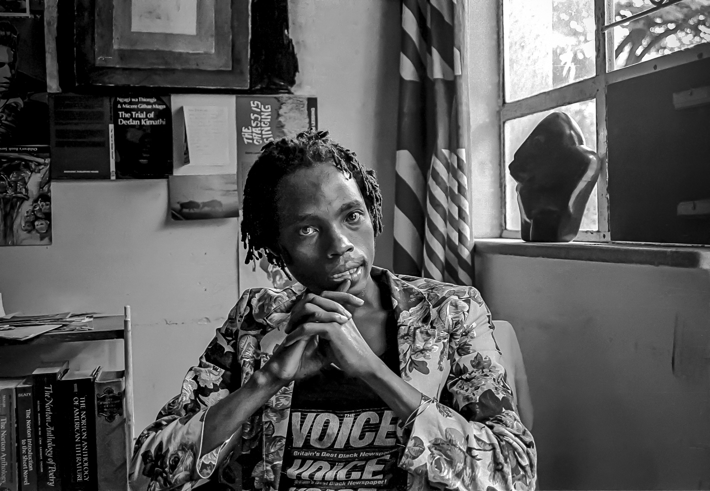 Dambudzo Marechera in his apartment in 8, Sloane Court, Harare, 18 February 1986. Picture by Ernst Schade / De Beeldunie — www.ernstschade.com 