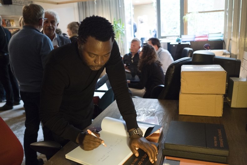 Mario signing. Photo by: Jan-Wouter Stam
