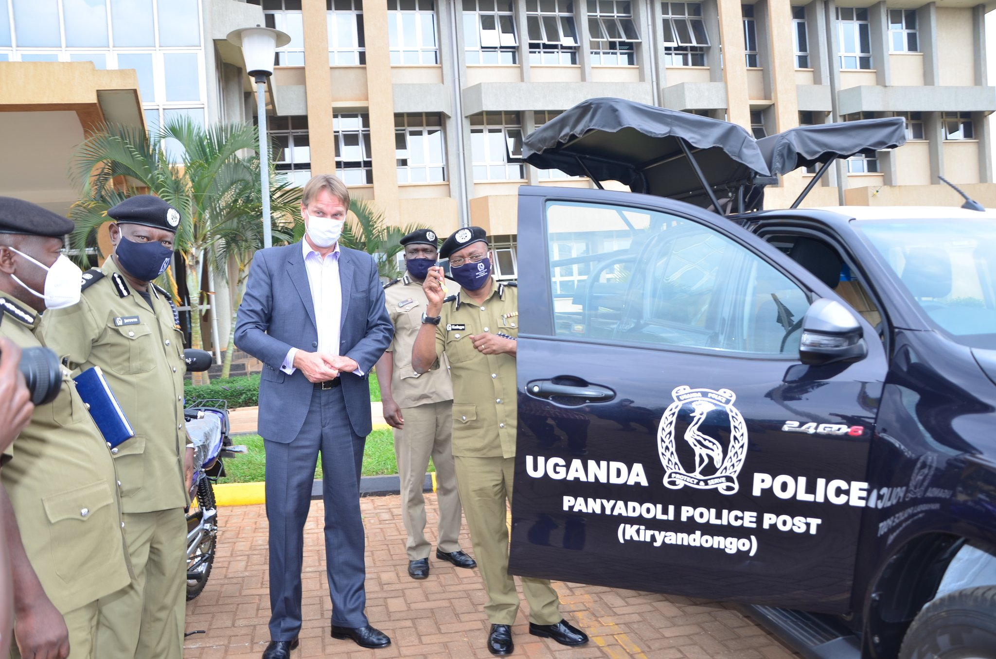 The Netherlands Embassy through the Refugee Law Project on Wednesday July 1, 2020 donated an assortment of transport equipment worth 70 000 US dollars to Panyadoli Refugee Police Station, Kiryandongo district. Image published on the Twitter account of Ambassador Henk-Jan Bakker. 