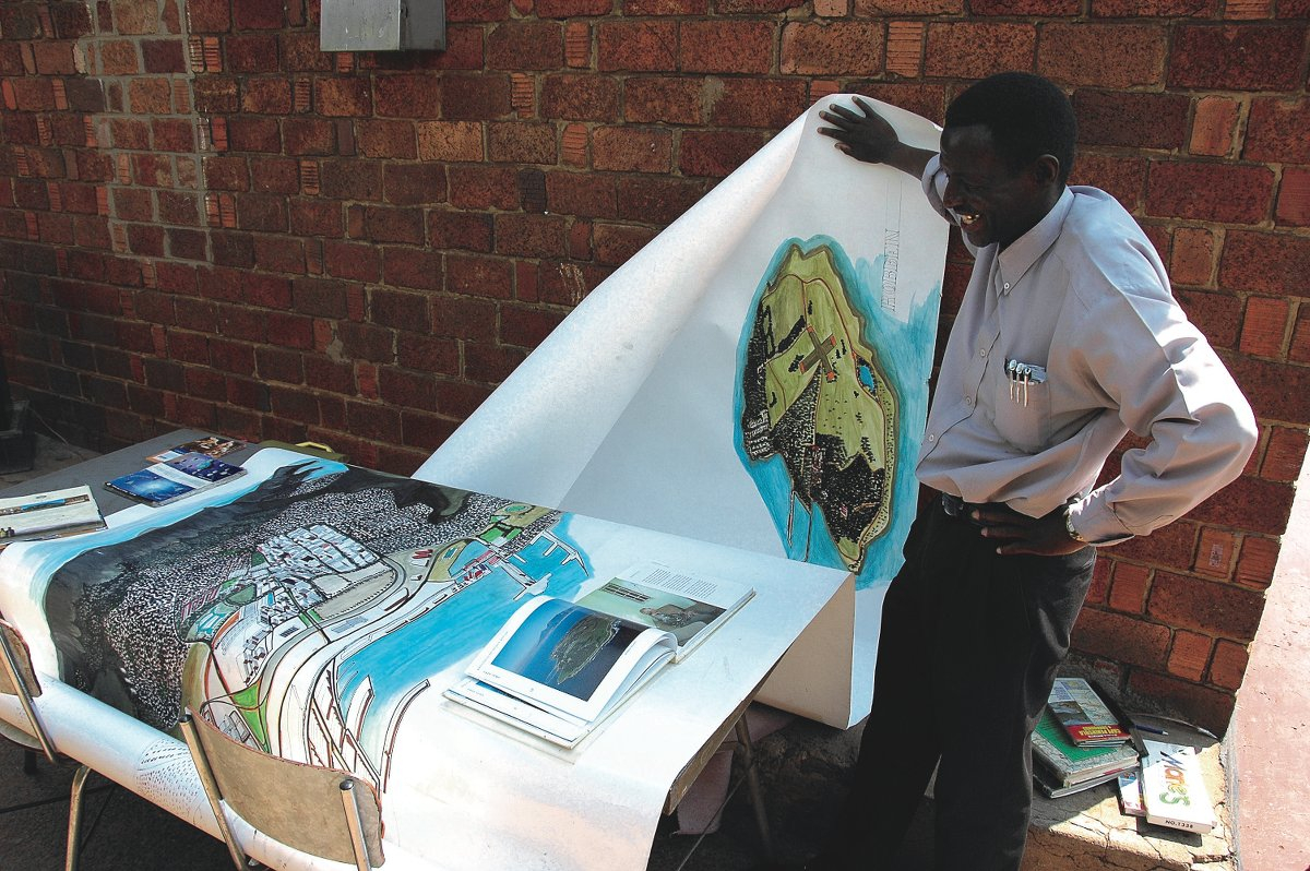 Photo: Artist Titus Matiyane with his work by Ans van Berkum 