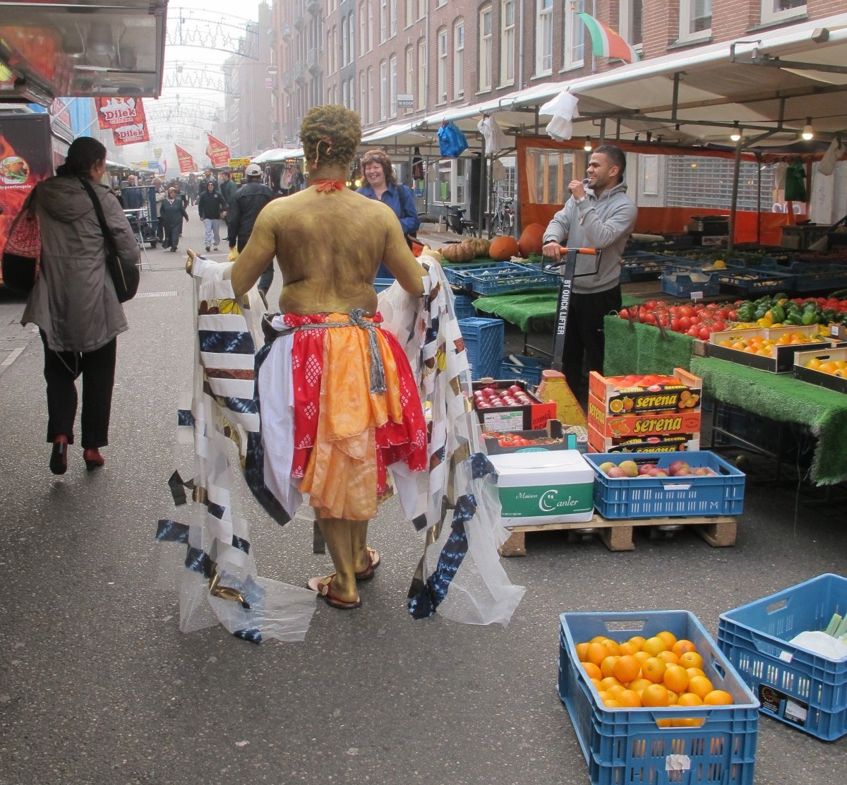 Photo: Photo: Ghanaian artist Bernard Akoi-Jackson's life performance at the Ten Kate Market near the residence. Beredjem had an artist residency in 2014.